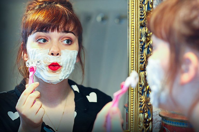 10+Tips On How To Use Facial Razors On Eyebrows, Lips, And Face